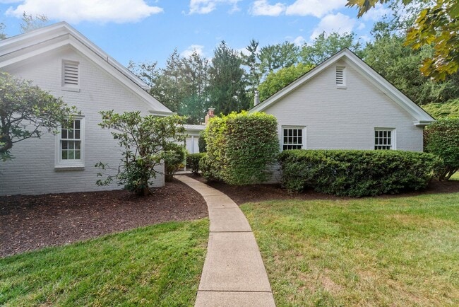 Building Photo - Elegant Fox Chapel 4-Bedroom, 3.5-Bath Home