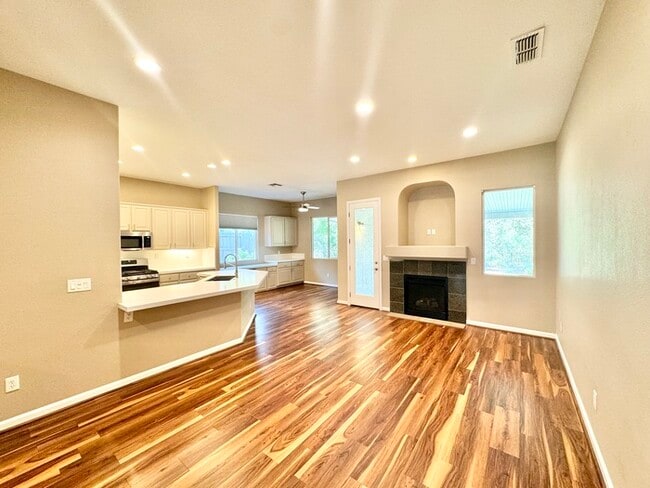 Building Photo - Stunning 3-bedroom 3-bathroom home in Yank...