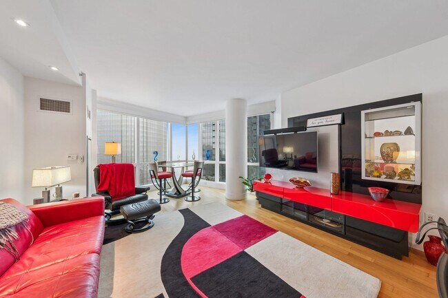 Building Photo - 77 Hudson St