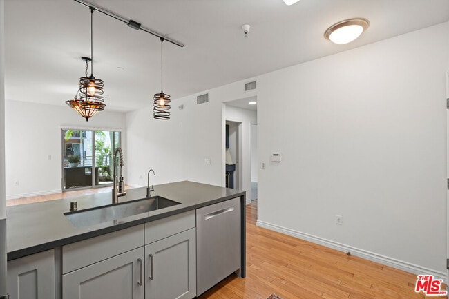 Building Photo - 100 S Alameda St