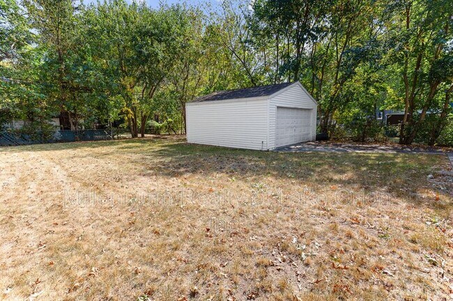 Building Photo - 24034 Meadowlark St