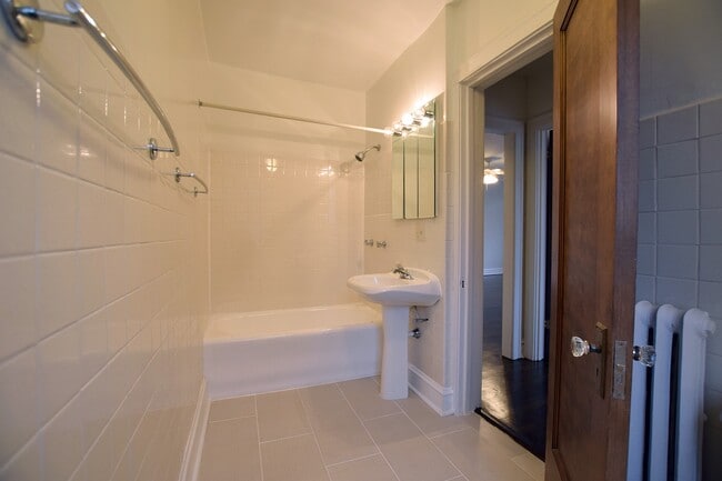 Bath - 460 Winnetka Ave.