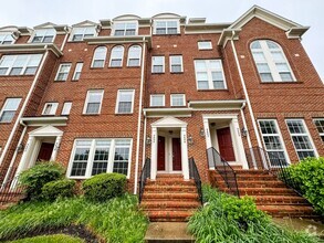 Building Photo - Fantastic 3 Bed 2.5 Bath Brick Townhome In...