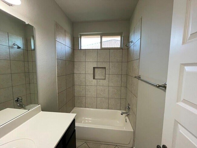 Building Photo - 400 Hummingbird Ln