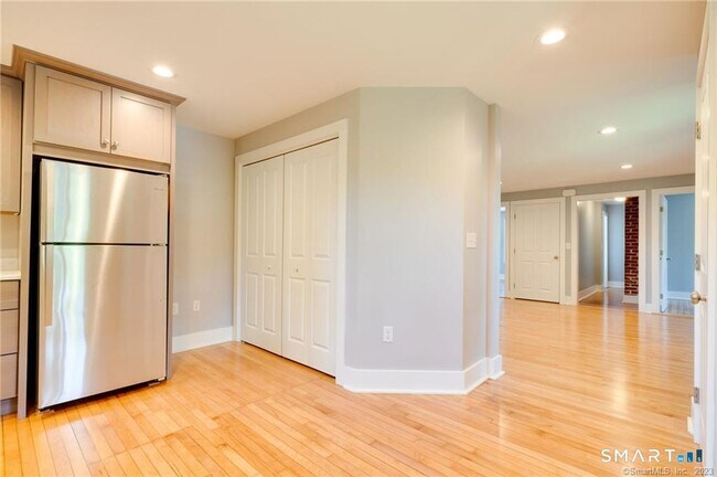 Building Photo - 157 River Rd