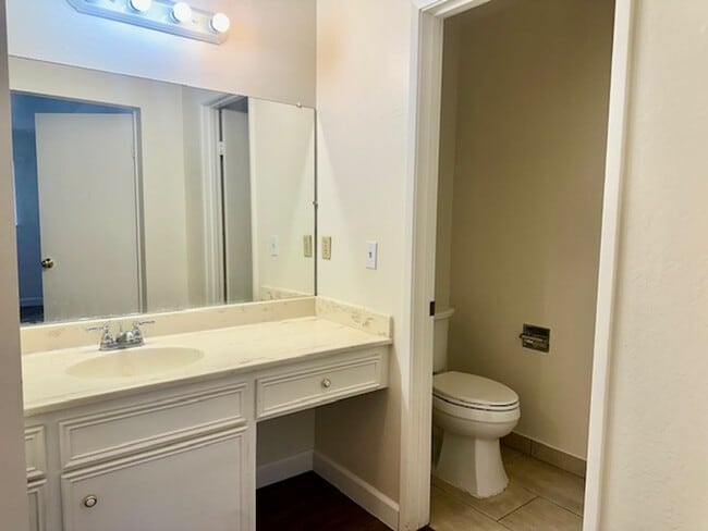 Building Photo - Beautiful Move-In Ready Two Bedroom Two Ba...