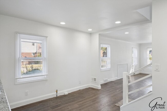 Building Photo - 4 bedroom $1550