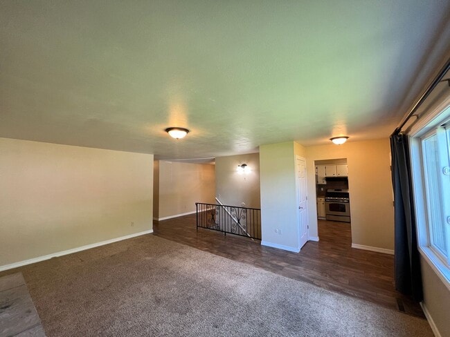 Building Photo - 5 bedroom 3 bathroom home for rent