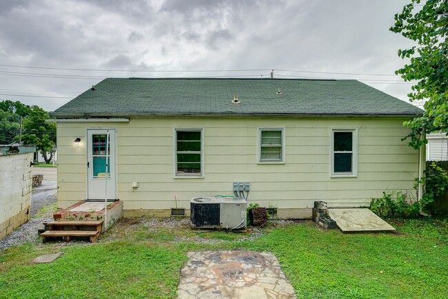 Building Photo - 3 bed 1 bath on Knob Creek Rd. near Johnso...