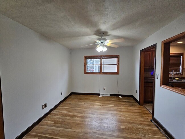 Building Photo - 621 William St