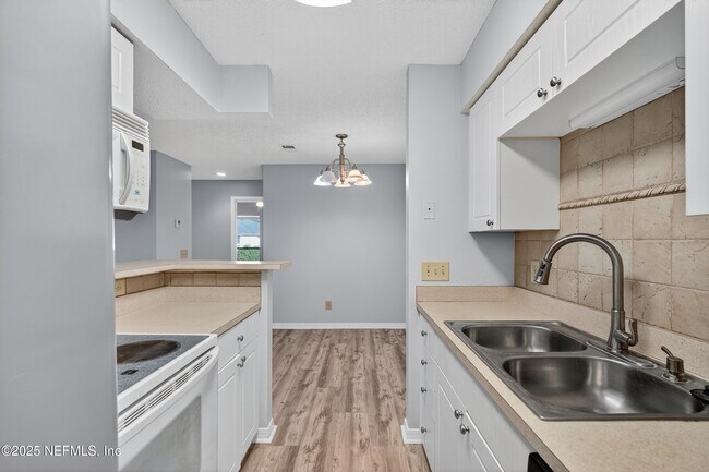 Building Photo - 10200 Belle Rive Blvd