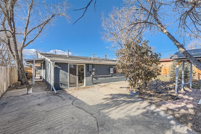 Building Photo - Modern Elegance in West Arvada - Your Drea...