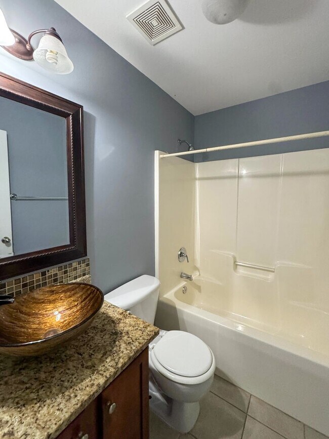 Building Photo - Spacious 3 Bed 2.5 Bath Home with Fenced Backyard