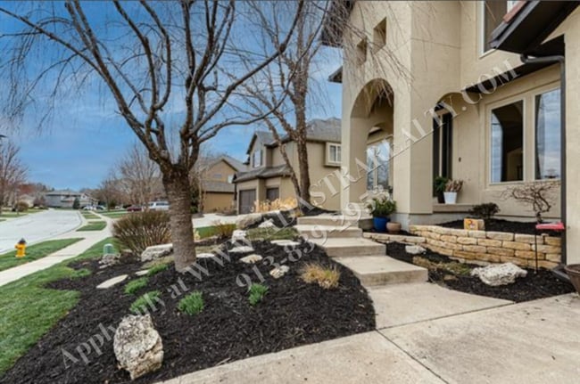 Building Photo - Gorgeous 5 Bed 5 Bath Home in Olathe-Comin...