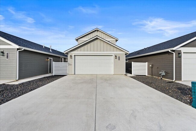 Building Photo - Spacious Two-Story Single-Family Home