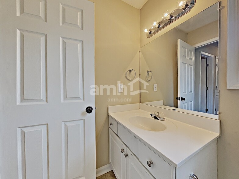 Building Photo - 223 Eagle Glen Way