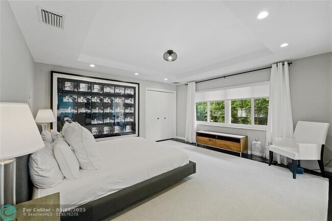 Building Photo - 325 Seven Isles Dr