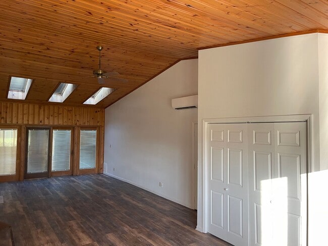 Building Photo - Raised Ranch with a 2 car attached garage in PV Schools