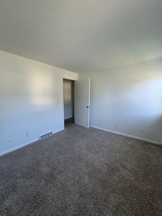 Building Photo - Three bedroom two bathroom home for rent