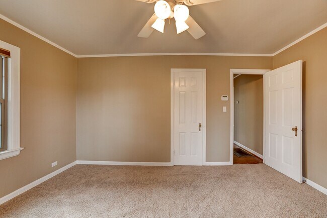 Building Photo - 3 Bed | 1 Bath in Midtown!