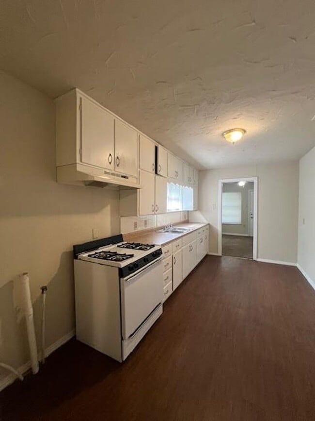 Building Photo - 1906 Bosque Blvd