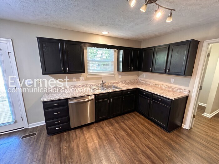 Building Photo - 608 Doral Pointe