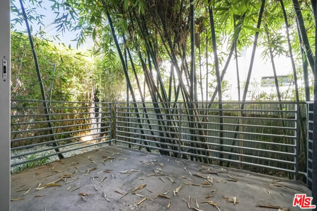 Building Photo - 1220 N Orange Grove Ave