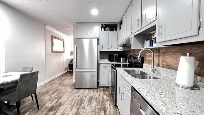 Building Photo - 3461 Southgate Trail SE