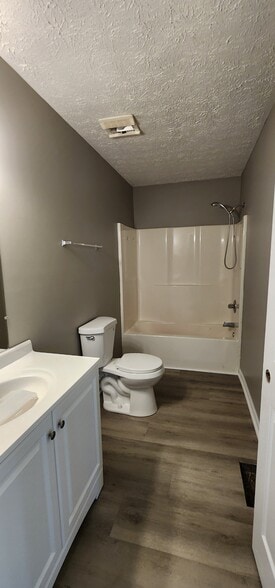 Hall bath - 4532 Winslow Dr