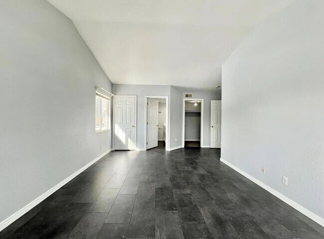 Building Photo - Updated 2 bedroom, 2 bath condo - Available now!