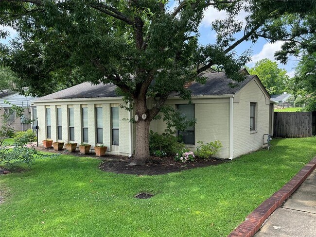 Building Photo - 2251 Country Club Dr