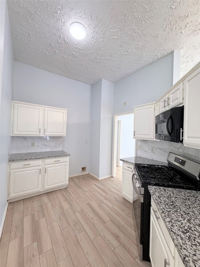 Building Photo - 5310 Park Shore Dr