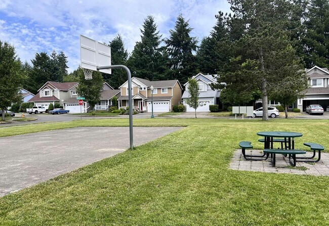 Building Photo - Great Neighborhood 3bd/ 2.5 Avail. Nov. 28th