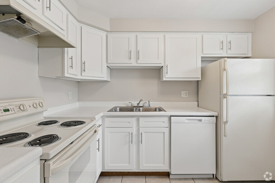 2BR, 1BA - 1,050SF - Kitchen - Cabin Hill Place