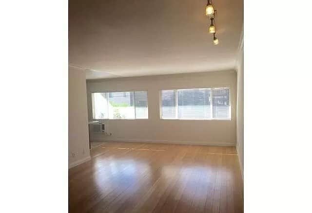 Building Photo - 1154 S Barrington Ave