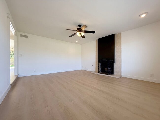 Building Photo - Costal Living - Pride of Ownership Neighbo...