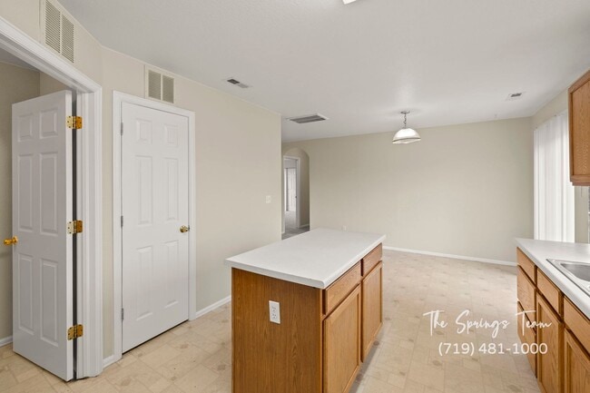 Building Photo - CHARMING 3BD/2BA CONDO featuring FRESH UPDATES - Security Deposit Waiver Available