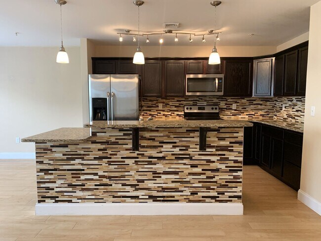 Building Photo - Spacious 3-Bed, 2.5-Bath Townhouse with Fe...