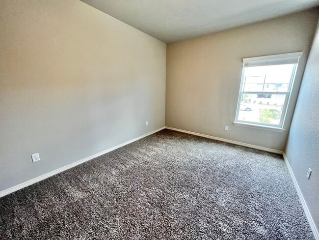 Building Photo - Beautiful 3 bed, 3 bath Townhome in West W...