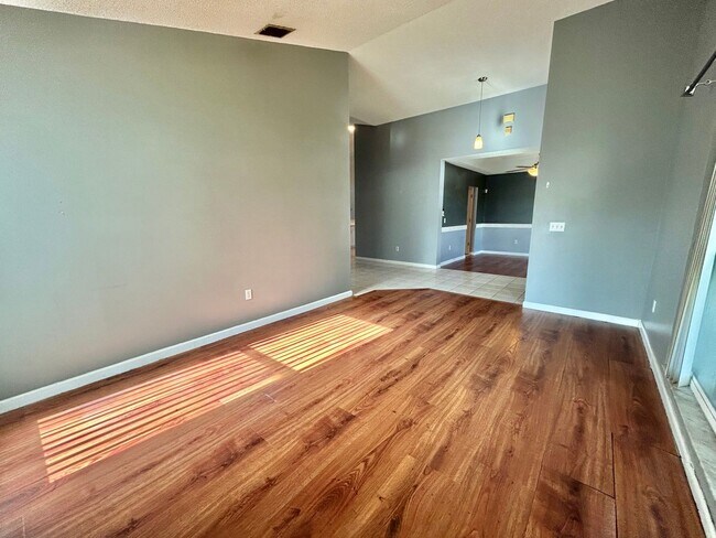 Building Photo - Waterfront Pool Home in Waterford Lakes