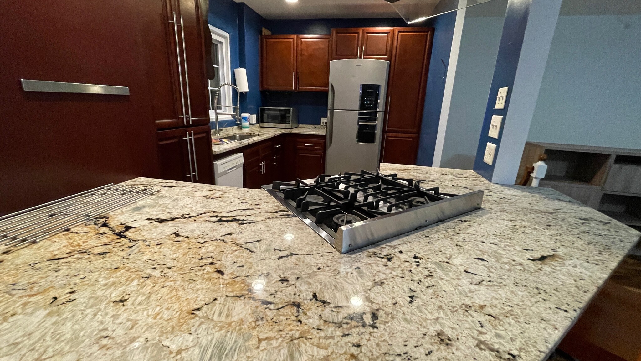 Building Photo - 3338 Valley Dr