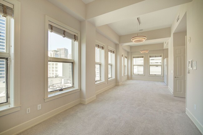 Building Photo - 2 Bd / 2.5 Ba Seattle Condo