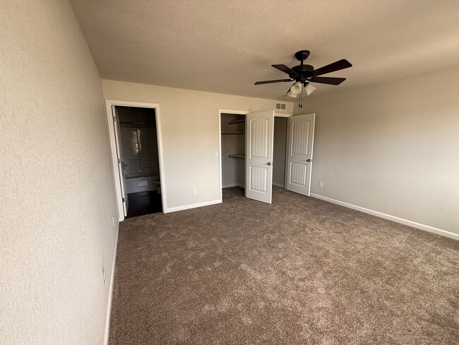 Building Photo - 4 Bedroom, 3.5 Bathroom Townhome in Cheyen...