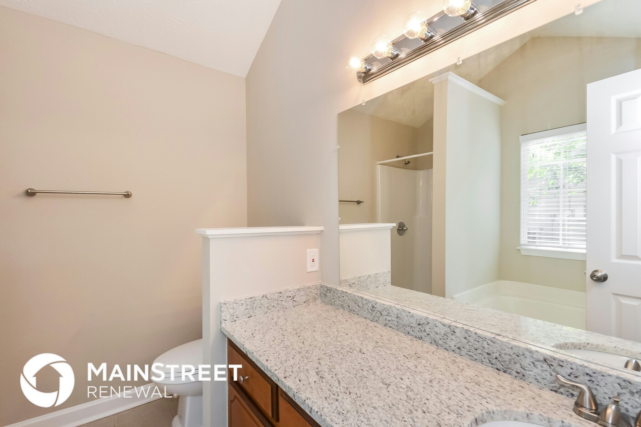 Building Photo - 330 E Country Woods Dr