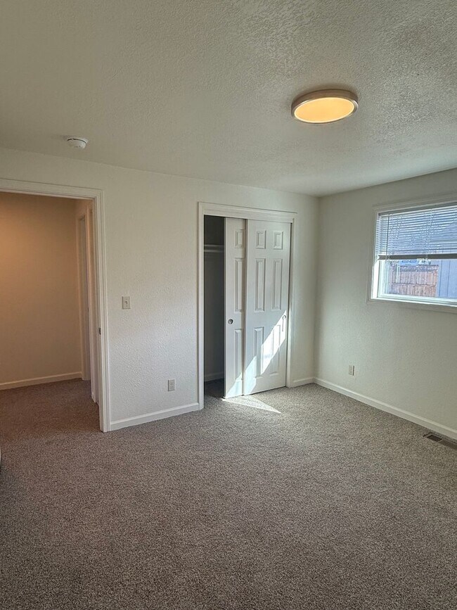 Building Photo - 1444 NW Canyon Dr