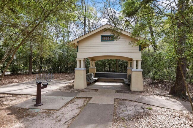 Building Photo - 6 E Cottage Green St
