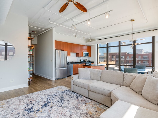 Building Photo - 212 E Cullerton St