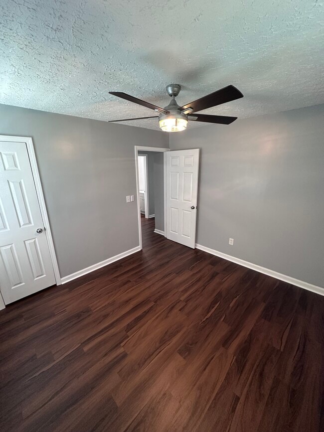 Building Photo - Cozy Cottage