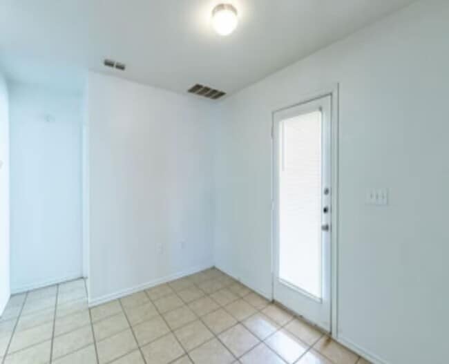 Building Photo - Available June 2026! 3 bed 3 bath 2 car garage