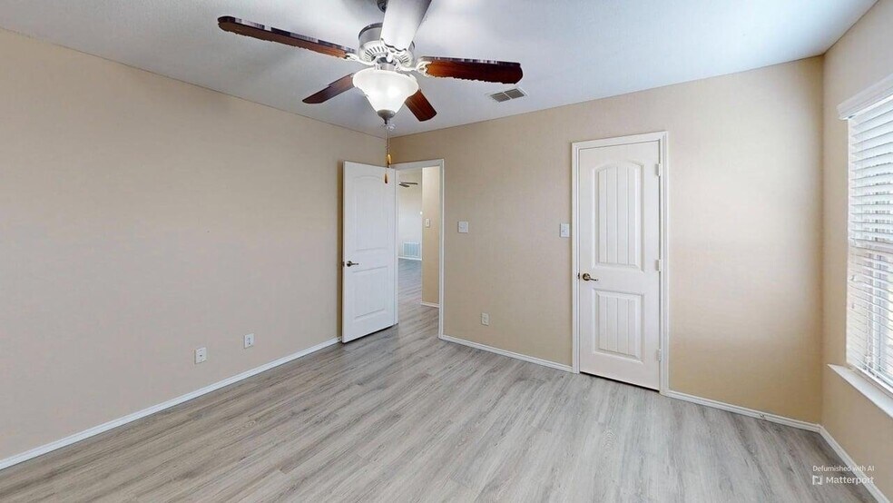 Building Photo - 400 Plum Ct